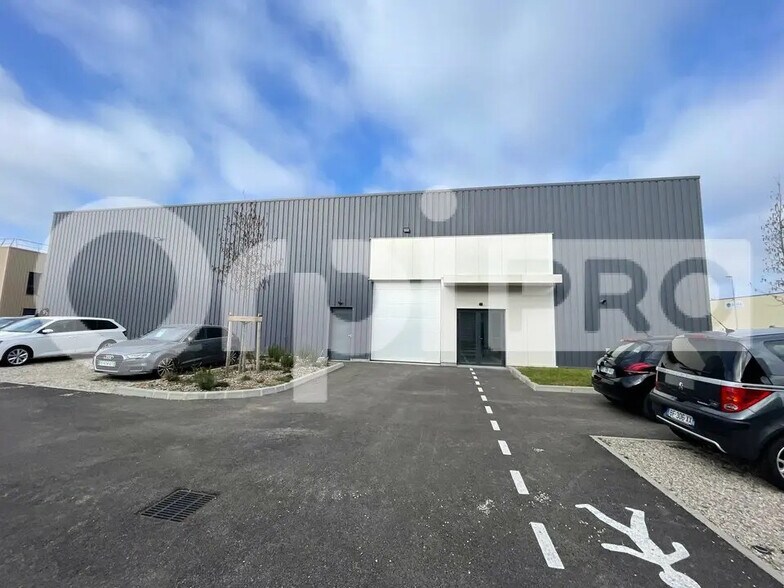 Retail in Genay for lease - Building Photo - Image 3 of 14