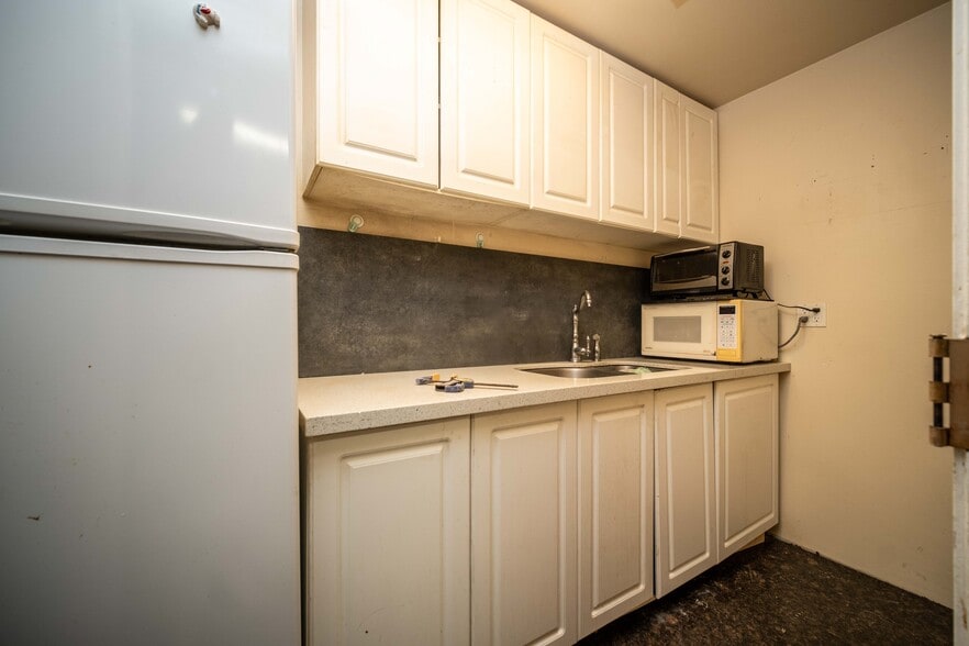 12671 Bathgate Way, Richmond, BC for lease - Building Photo - Image 2 of 8