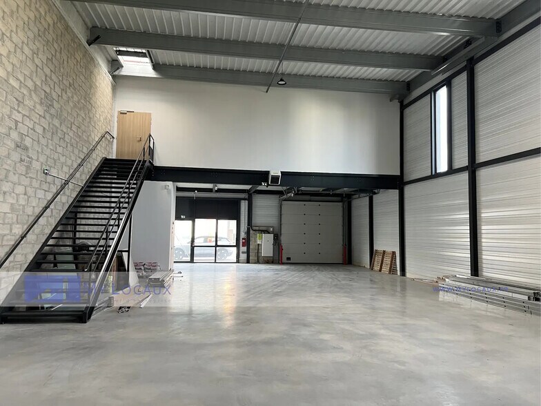 27 Avenue Du Gros Chene, Éragny for lease - Interior Photo - Image 2 of 5