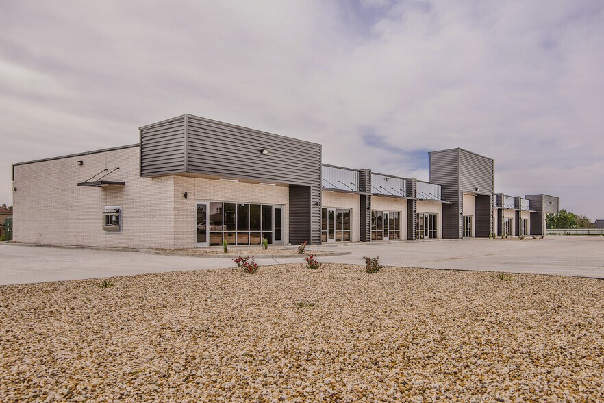 10617 University Ave, Lubbock, TX for lease - Building Photo - Image 3 of 12