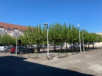 More details for 22 Place Du 14 Juillet 1789, Moissy-Cramayel - Retail for Lease