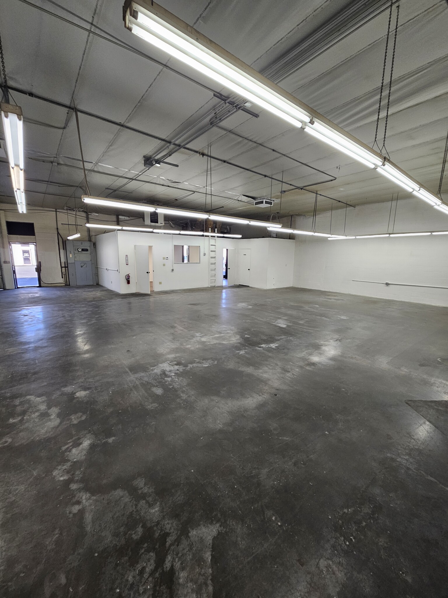 9555 Owensmouth Ave, Chatsworth, CA for lease Interior Photo- Image 1 of 5