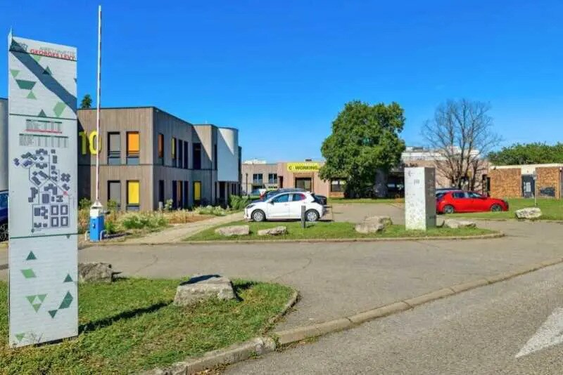 Office in Vénissieux for lease - Building Photo - Image 2 of 22