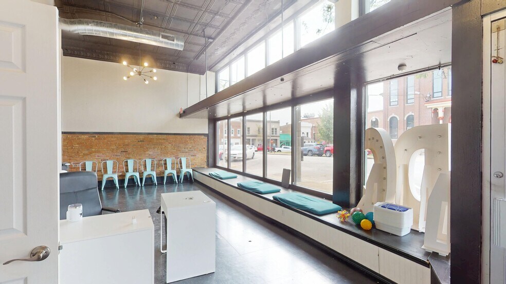 215 W College Ave, Greenville, IL for lease - Lobby - Image 2 of 21