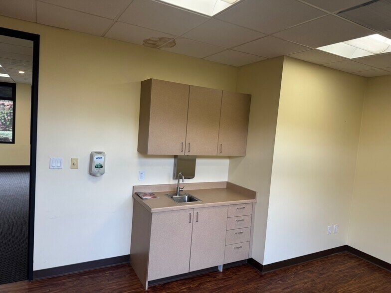 690 De Long Ave, Novato, CA for lease - Interior Photo - Image 2 of 6