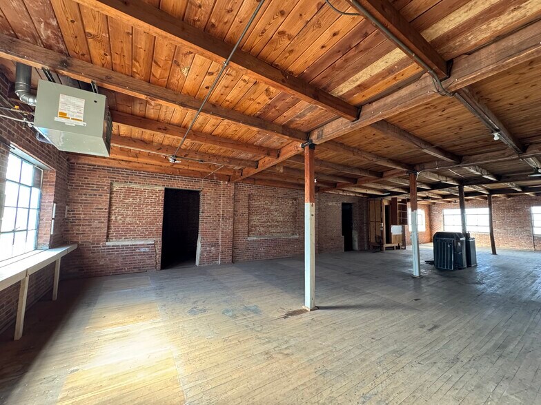 411 N Park Ave, Burlington, NC for lease - Interior Photo - Image 2 of 6