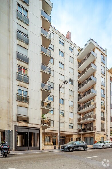 17 Rue Van Loo, Paris for sale - Building Photo - Image 3 of 3