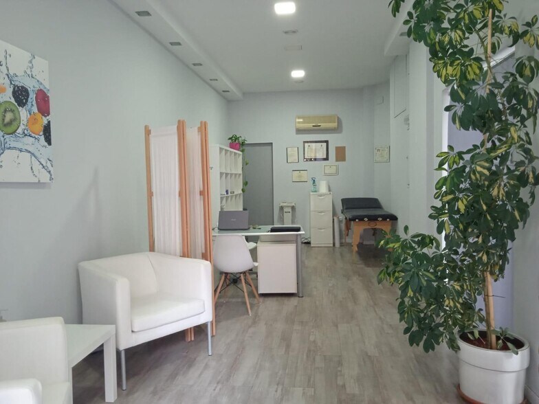 Retail in Cáceres, Cáceres for lease - Building Photo - Image 2 of 5