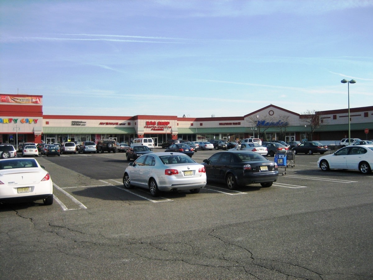 461537 River Rd, Edgewater, NJ 07020