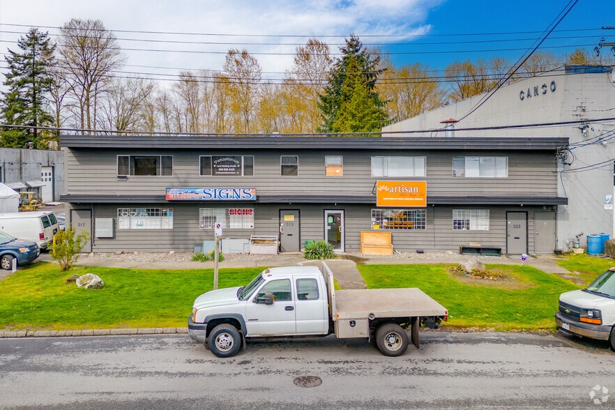 301-323 Lynn Av, North Vancouver, BC for lease - Building Photo - Image 3 of 3