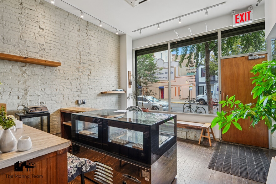 290 Graham Ave, Brooklyn, NY for lease - Building Photo - Image 2 of 18