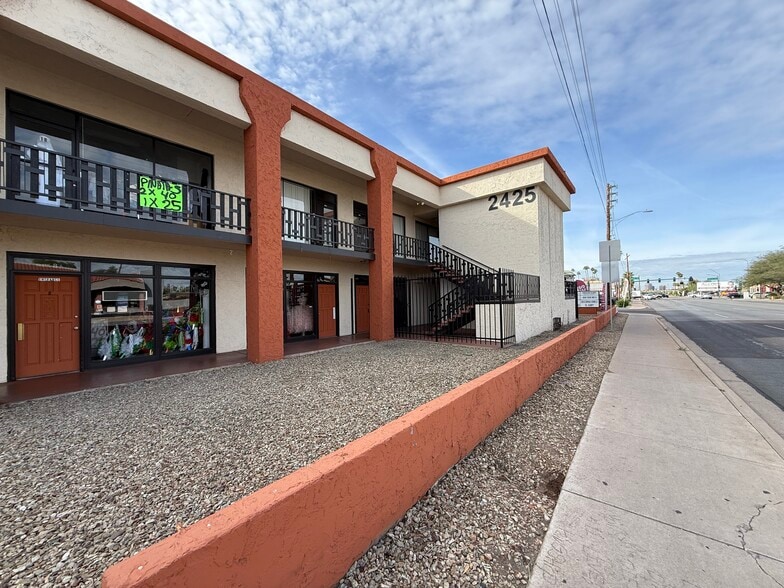2425 E Thomas Rd, Phoenix, AZ for sale - Building Photo - Image 1 of 11
