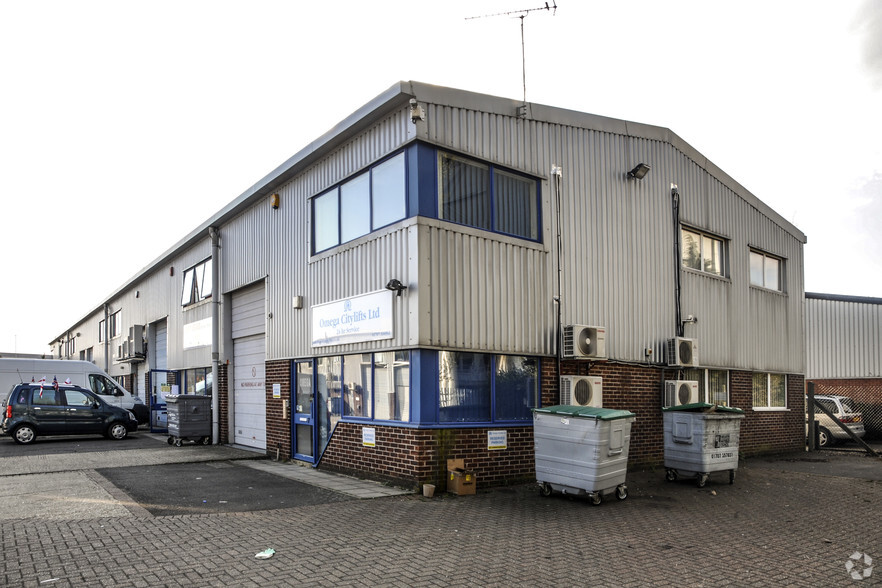 Bridge Rd, Welwyn Garden City for lease - Building Photo - Image 3 of 4