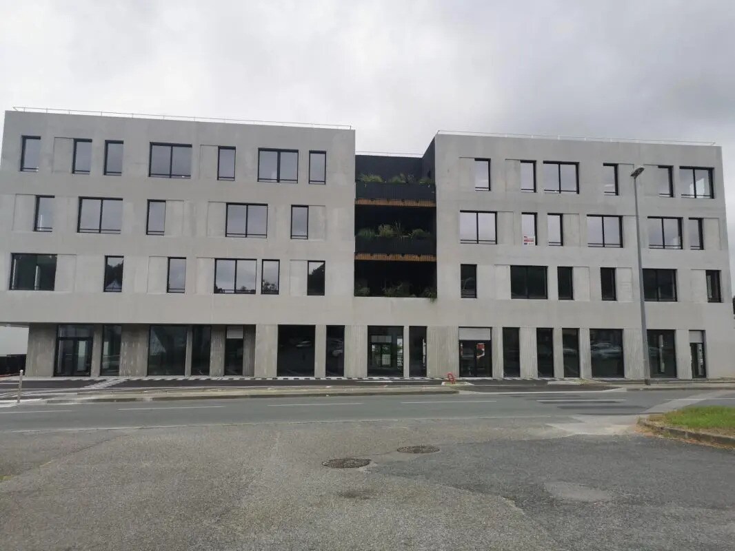 Retail in Anglet for lease Building Photo- Image 1 of 3