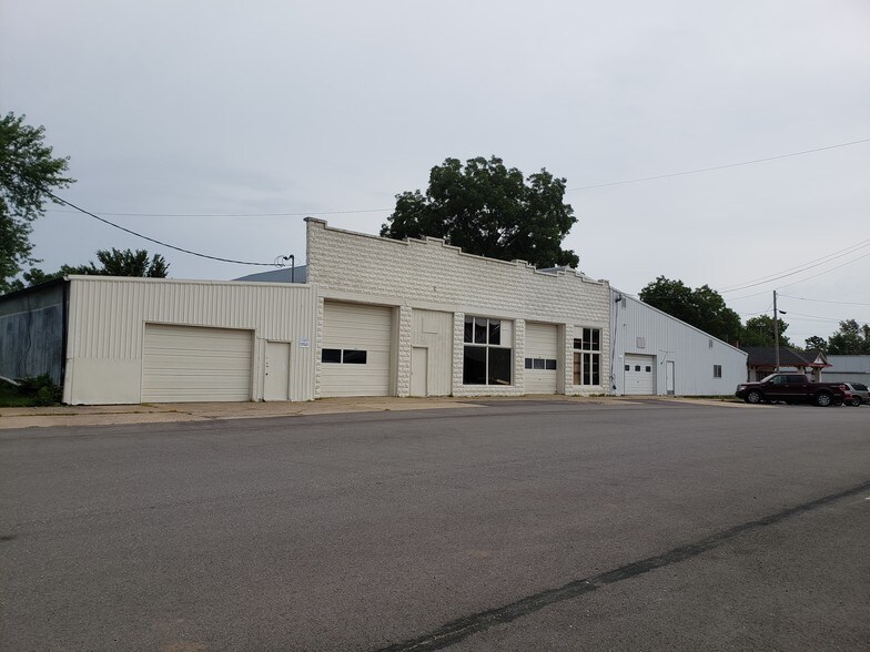 402 E 2nd St W, Stover, MO 65078