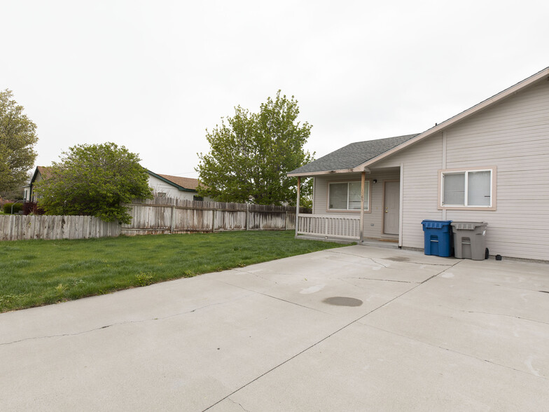 1163-1165 NW Dogwood Cir, Mountain Home, ID for sale - Primary Photo - Image 1 of 16