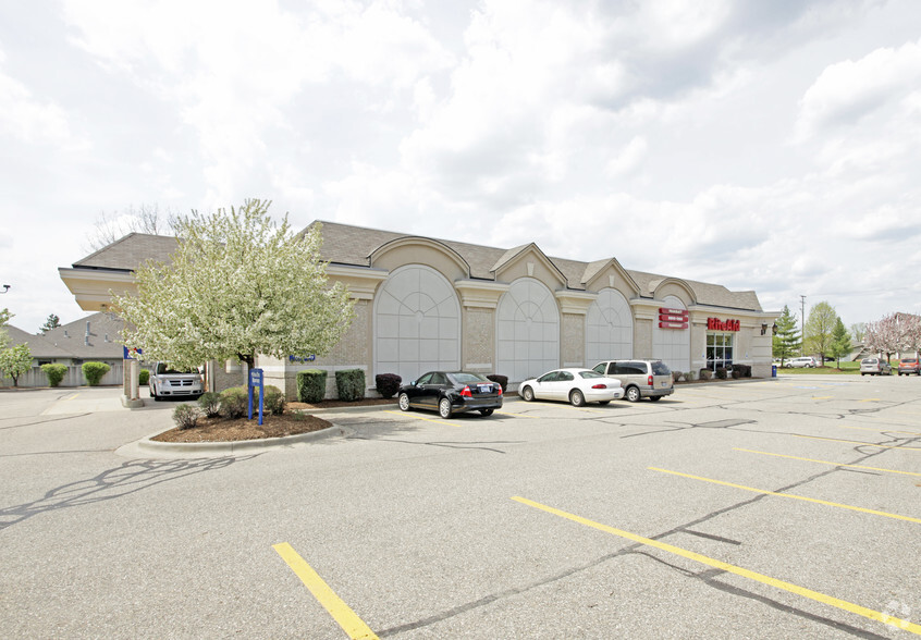 13500 19 Mile Rd, Sterling Heights, MI for lease - Building Photo - Image 2 of 4