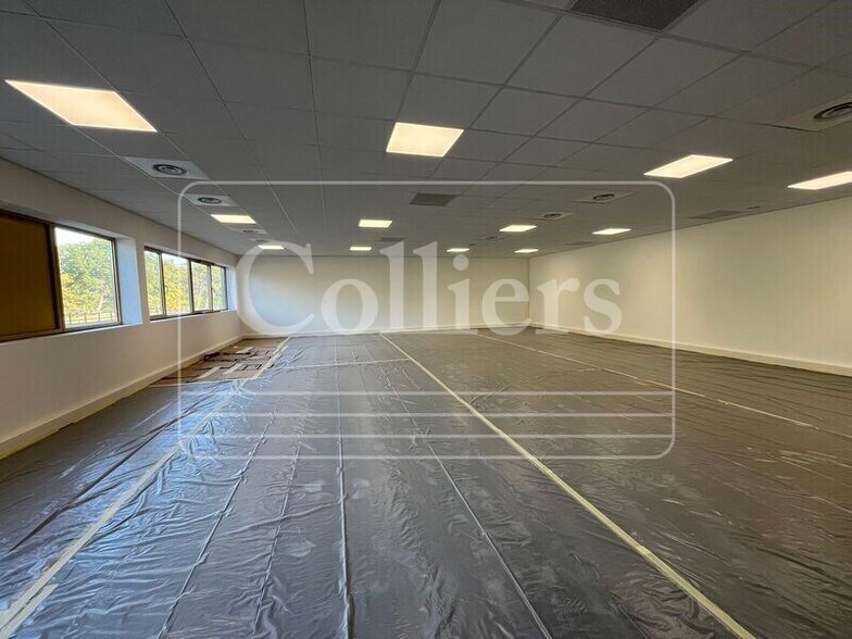 Office in Rousset for lease - Building Photo - Image 2 of 8