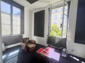 Office in Paris for lease Interior Photo- Image 2 of 3