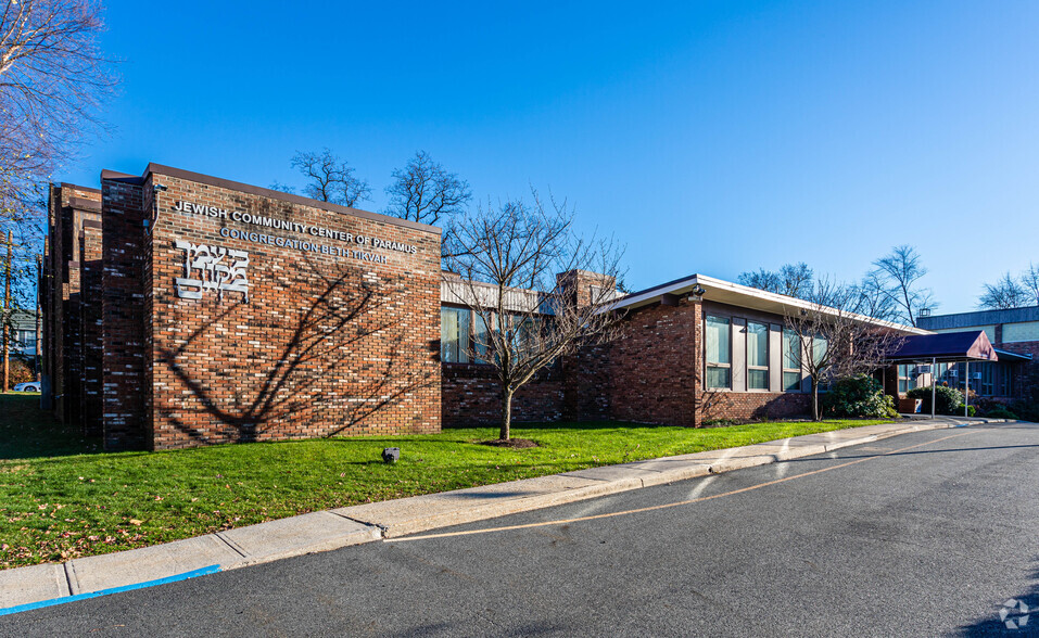 304 E Midland Ave, Paramus, NJ for sale - Primary Photo - Image 1 of 1