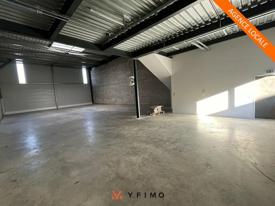 Flex in Les Mureaux for lease Building Photo- Image 1 of 7