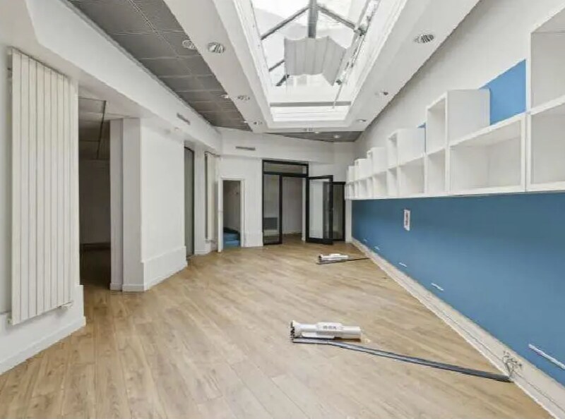 Office in Paris for lease Interior Photo- Image 1 of 2