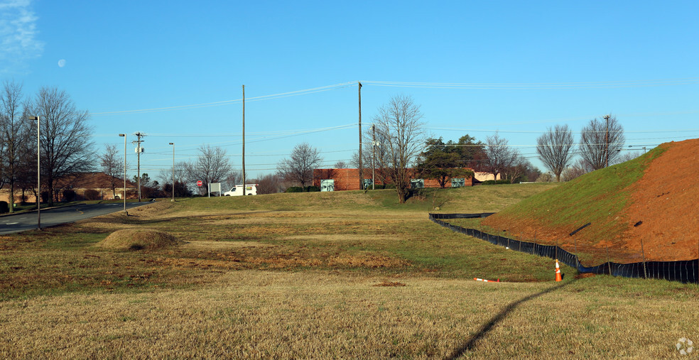 2736 N Church St, Greensboro, NC for lease - Building Photo - Image 3 of 4