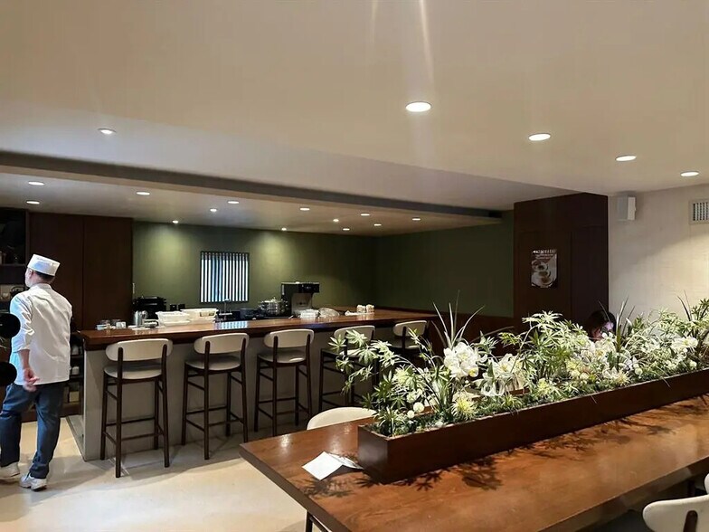 Retail in Paris for lease - Interior Photo - Image 3 of 3