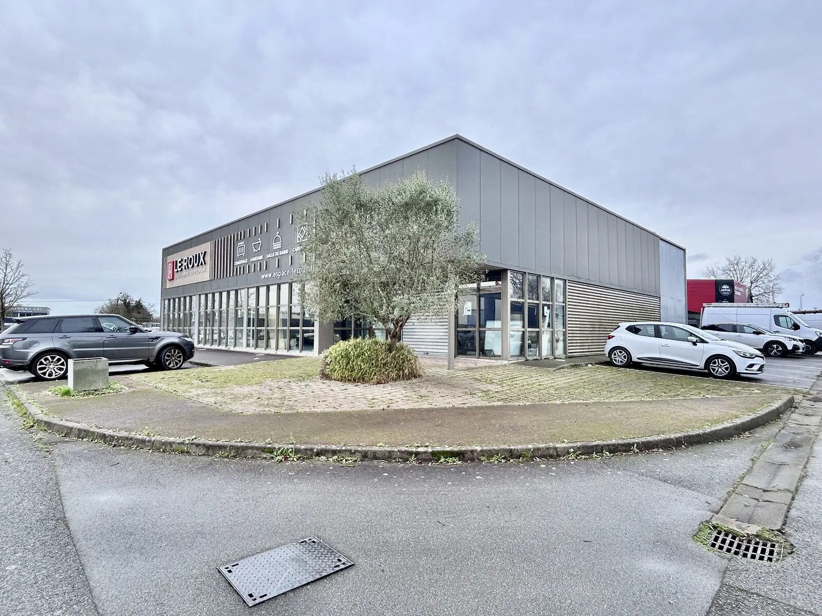 Retail in Vannes for lease Building Photo- Image 1 of 5