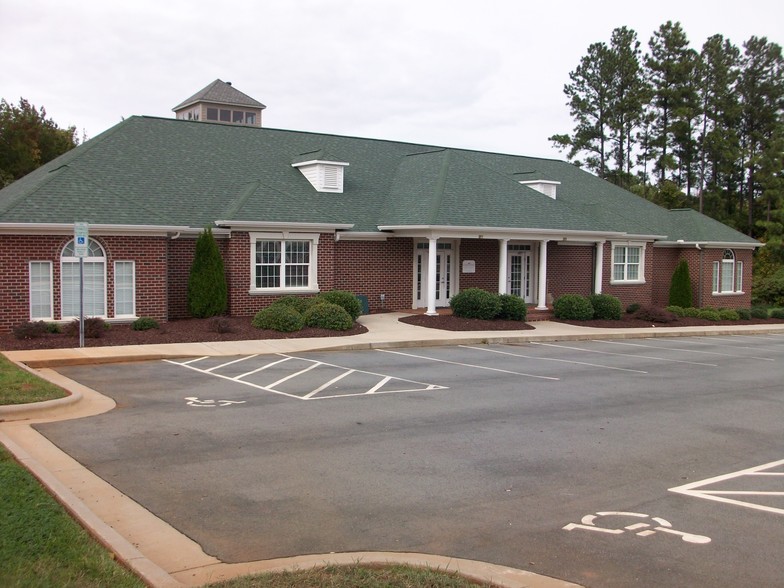 2977 Crouse Ln, Burlington, NC for lease - Building Photo - Image 2 of 12