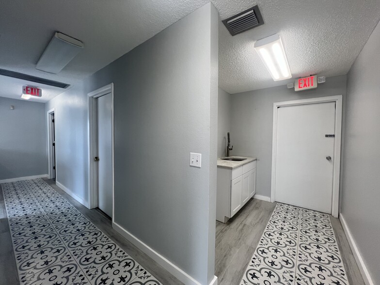 2225 Industrial Blvd, Sarasota, FL for lease - Interior Photo - Image 3 of 6