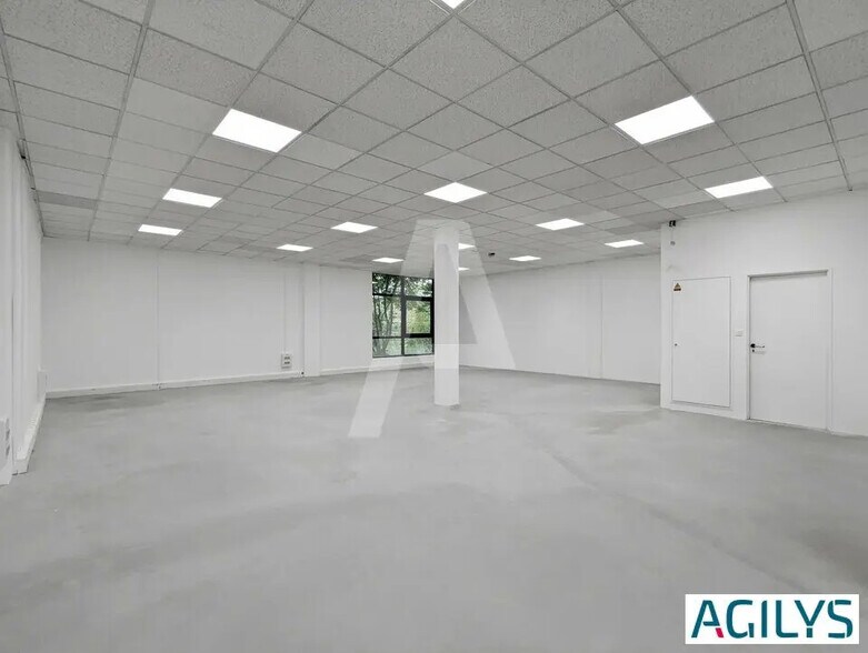 Flex in Saclay for lease - Building Photo - Image 2 of 8
