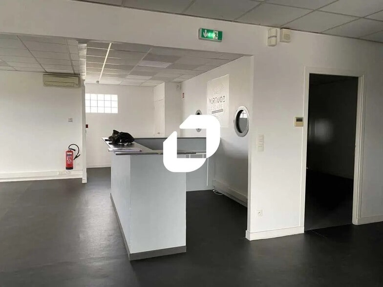 Retail in Mérignac for lease - Interior Photo - Image 1 of 7