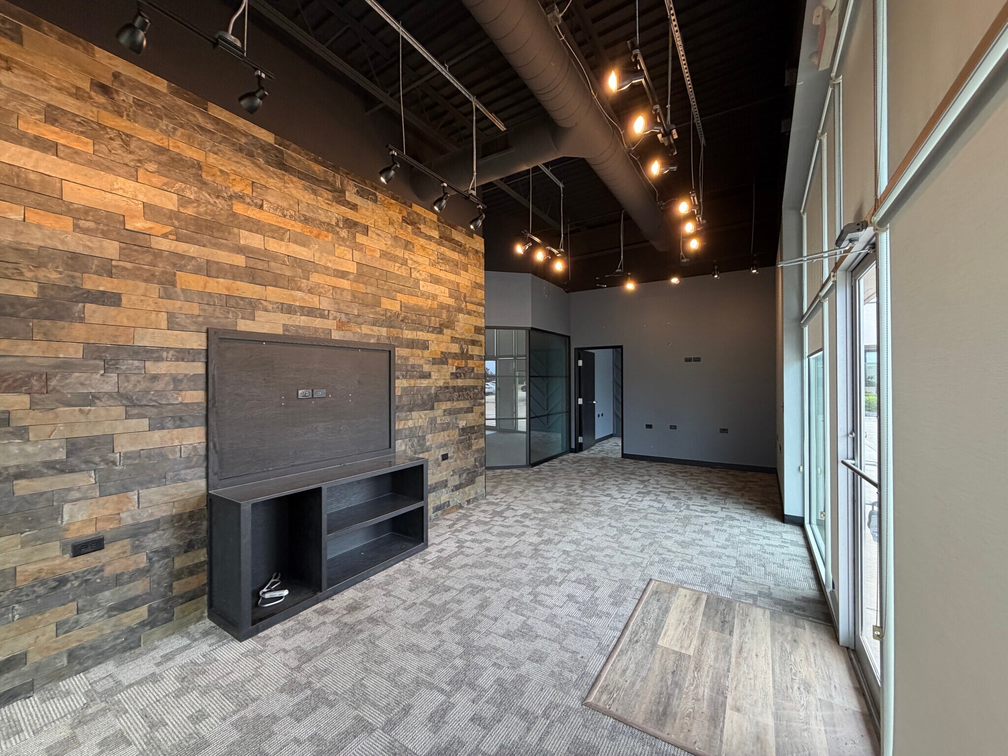 14201 N Santa Fe Ave, Edmond, OK for lease Interior Photo- Image 1 of 11