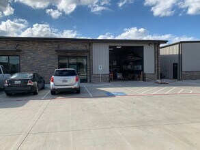 6427 Highway 105, Conroe, TX for lease Building Photo- Image 1 of 1