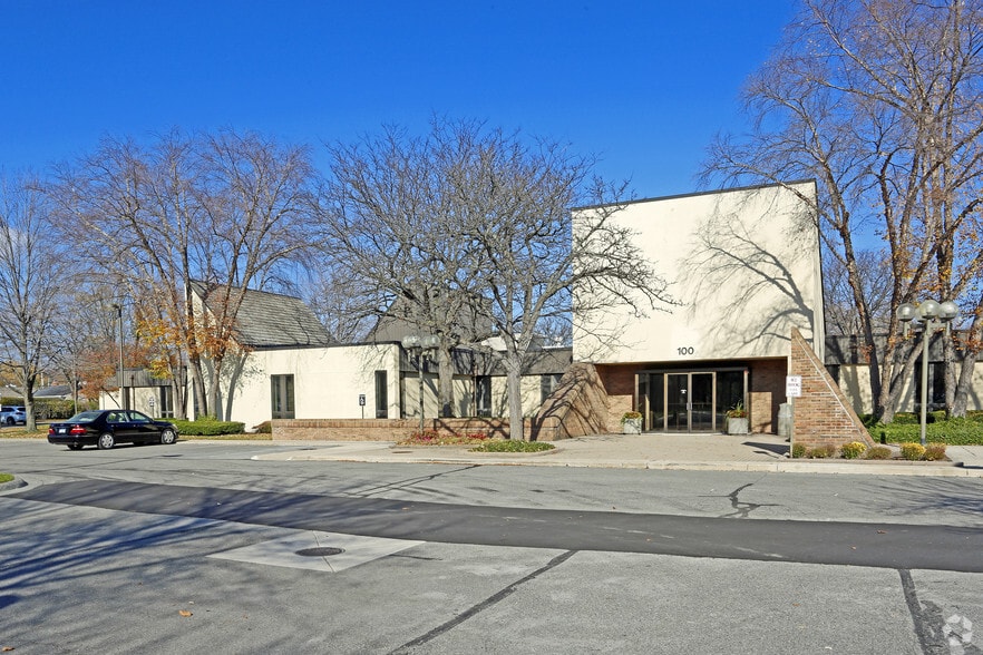 100 Maple Park Blvd, Saint Clair Shores, MI for lease - Building Photo - Image 2 of 5