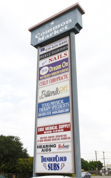 1312 E Common St, New Braunfels, TX for lease - Primary Photo - Image 1 of 3