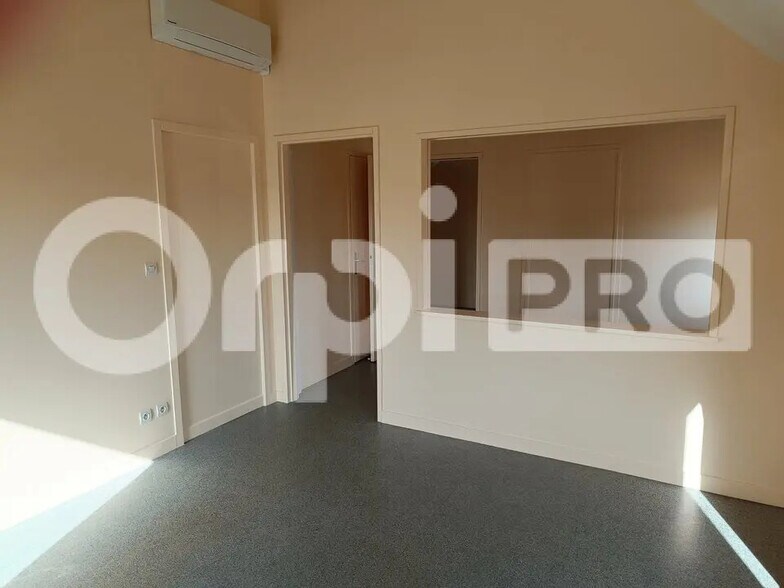 Office in Compiègne for lease - Building Photo - Image 2 of 14