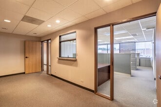 1655 N Arlington Heights Rd, Arlington Heights, IL for lease Interior Photo- Image 2 of 7