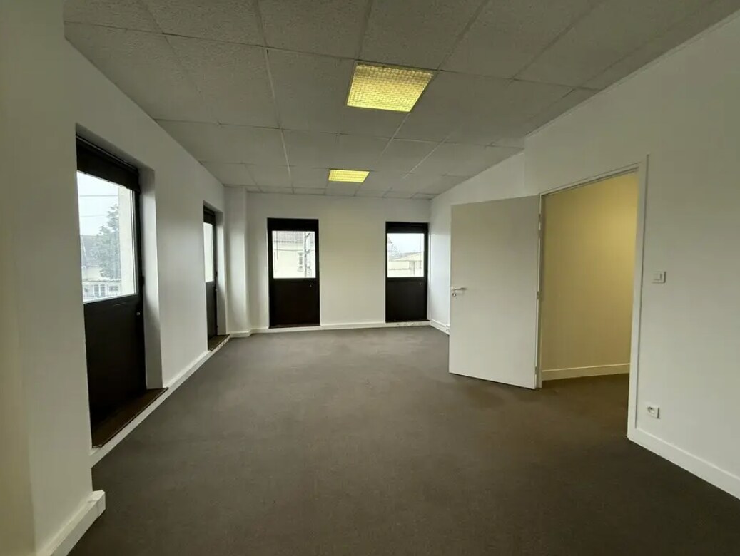 Office in Beauvais for lease Interior Photo- Image 1 of 10
