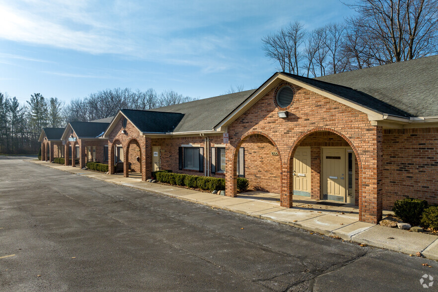 16638-16664 Fifteen Mile Rd, Fraser, MI for lease - Building Photo - Image 1 of 6