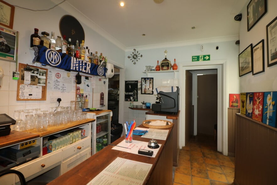 28 Milton Rd, Westcliff On Sea for lease - Interior Photo - Image 3 of 8