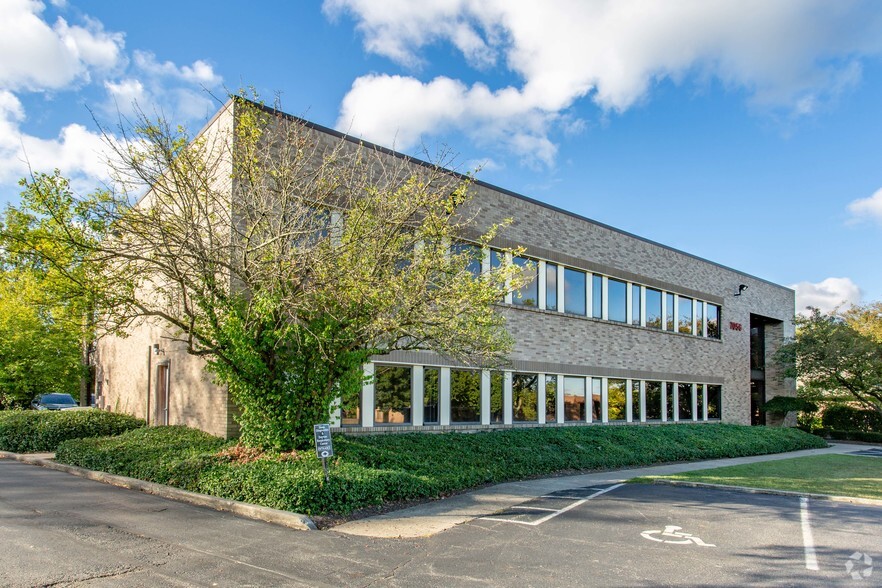 7056 Corporate Way, Dayton, OH for lease - Building Photo - Image 1 of 22