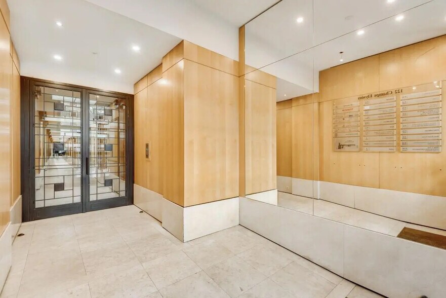 Office in Paris for lease - Lobby - Image 2 of 9