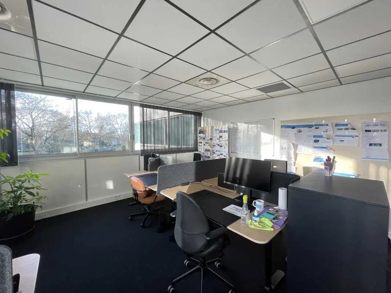 Office in Bordeaux for lease - Interior Photo - Image 1 of 6