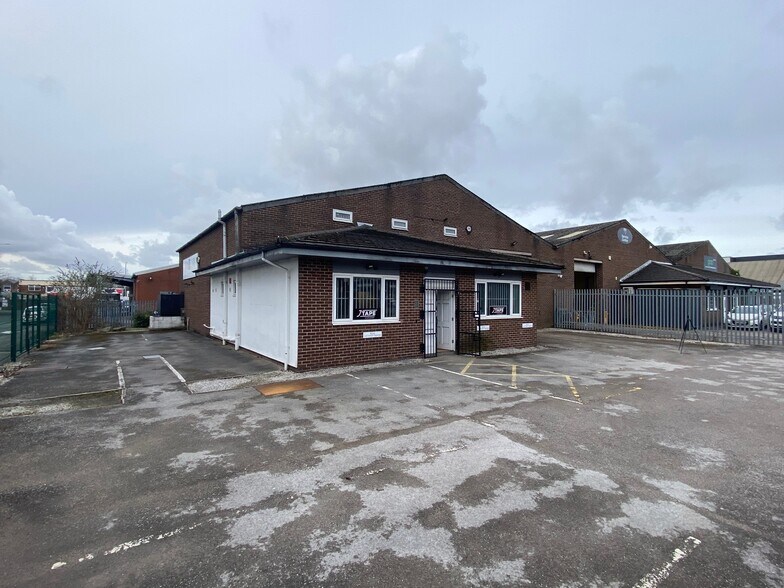Unit 15 Gregory Way, Stockport for lease - Building Photo - Image 2 of 6