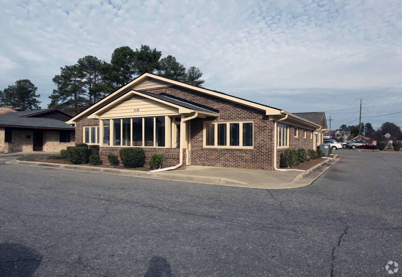 518 Sandhurst Dr, Fayetteville, NC 28304