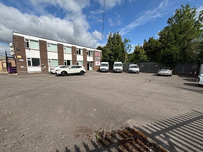 Oakridge Rd, High Wycombe for lease - Building Photo - Image 1 of 3