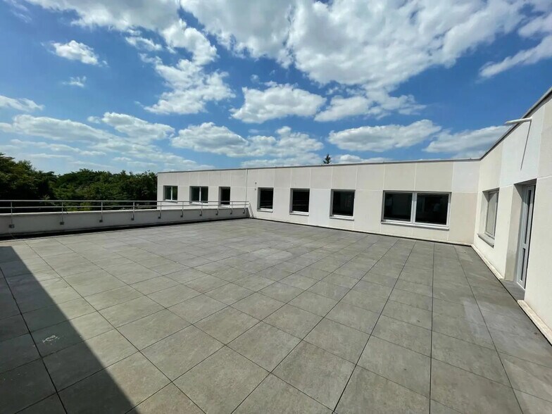 Flex in Nanterre for lease - Building Photo - Image 1 of 5