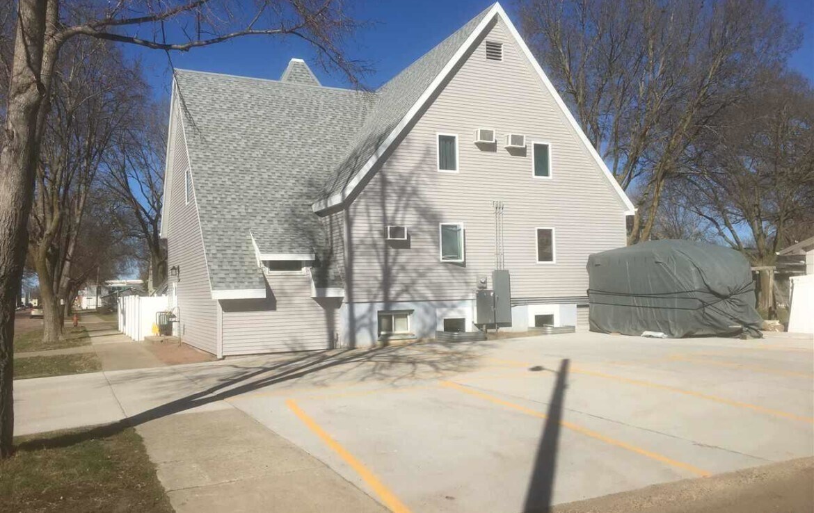 304 S Douglas St, Elk Point, SD for sale Primary Photo- Image 1 of 1